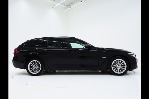 BMW 5 Serie Touring 530e | Leder | Trekhaak | Camera | Adaptive Cruise | Dodehoek | Stoelverwarming | Carplay