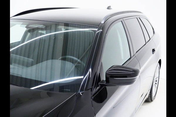 BMW 5 Serie Touring 530e | Leder | Trekhaak | Camera | Adaptive Cruise | Dodehoek | Stoelverwarming | Carplay