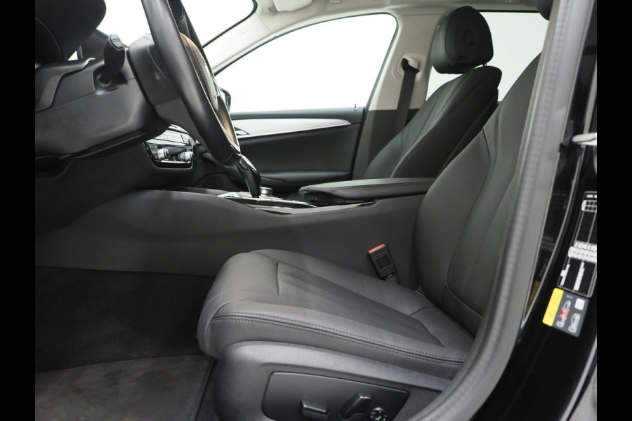 BMW 5 Serie Touring 530e | Leder | Trekhaak | Camera | Adaptive Cruise | Dodehoek | Stoelverwarming | Carplay