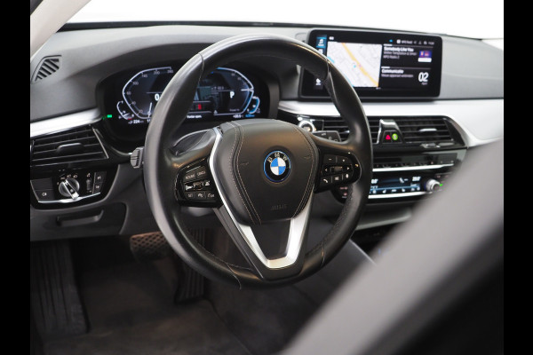 BMW 5 Serie Touring 530e | Leder | Trekhaak | Camera | Adaptive Cruise | Dodehoek | Stoelverwarming | Carplay