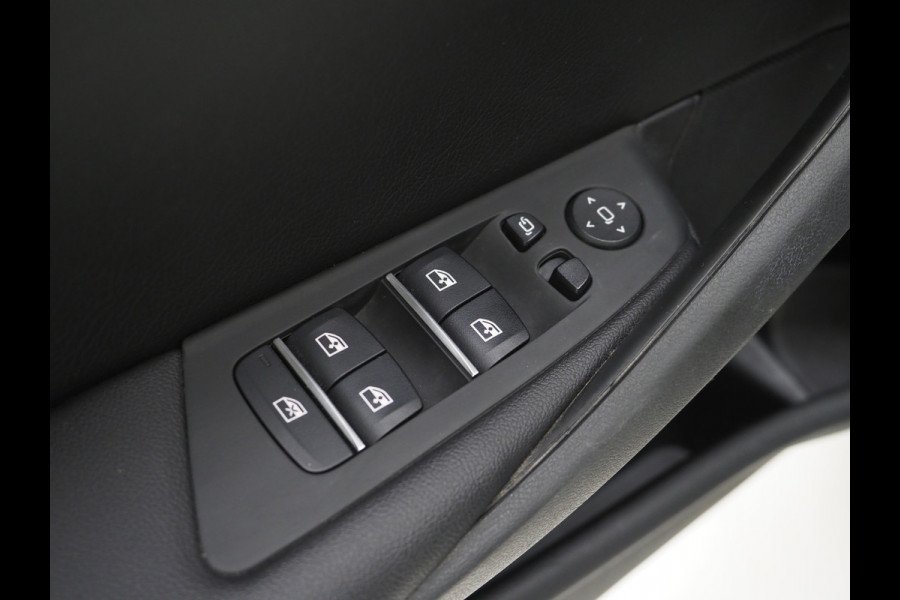 BMW 5 Serie Touring 530e | Leder | Trekhaak | Camera | Adaptive Cruise | Dodehoek | Stoelverwarming | Carplay