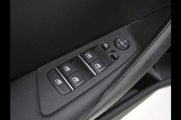 BMW 5 Serie Touring 530e | Leder | Trekhaak | Camera | Adaptive Cruise | Dodehoek | Stoelverwarming | Carplay