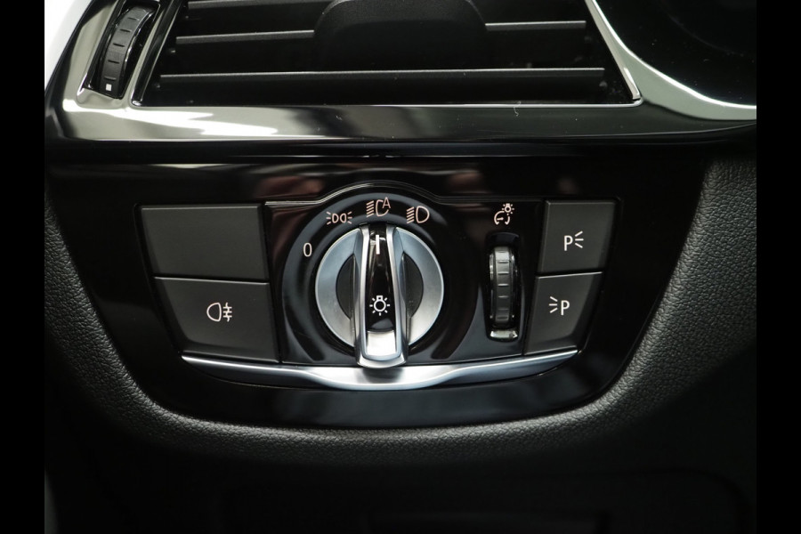 BMW 5 Serie Touring 530e | Leder | Trekhaak | Camera | Adaptive Cruise | Dodehoek | Stoelverwarming | Carplay