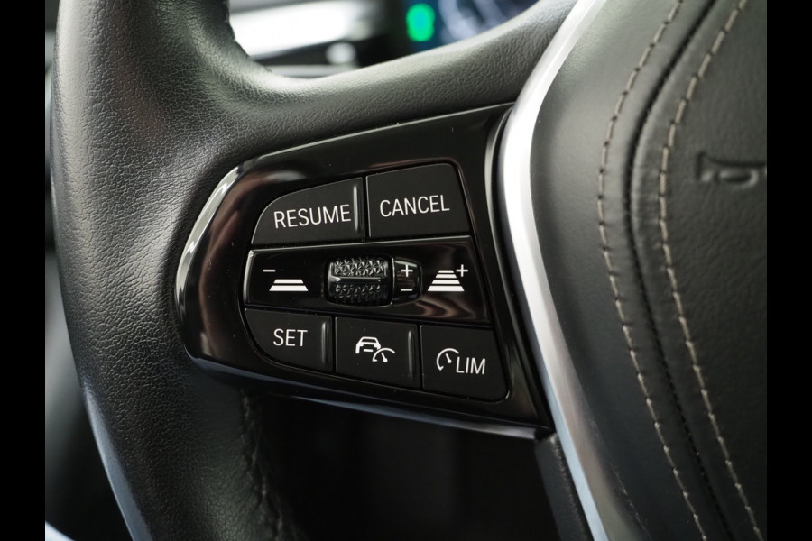 BMW 5 Serie Touring 530e | Leder | Trekhaak | Camera | Adaptive Cruise | Dodehoek | Stoelverwarming | Carplay