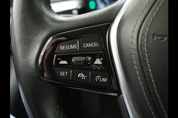 BMW 5 Serie Touring 530e | Leder | Trekhaak | Camera | Adaptive Cruise | Dodehoek | Stoelverwarming | Carplay