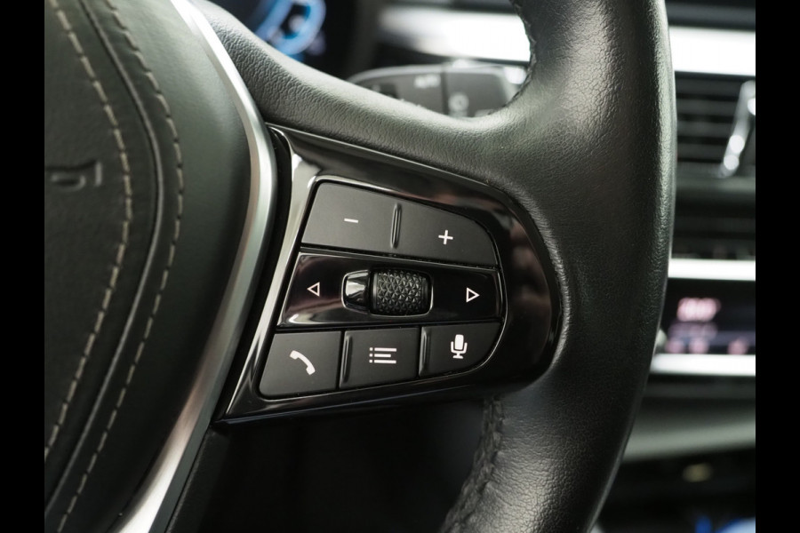 BMW 5 Serie Touring 530e | Leder | Trekhaak | Camera | Adaptive Cruise | Dodehoek | Stoelverwarming | Carplay