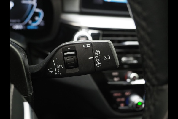 BMW 5 Serie Touring 530e | Leder | Trekhaak | Camera | Adaptive Cruise | Dodehoek | Stoelverwarming | Carplay