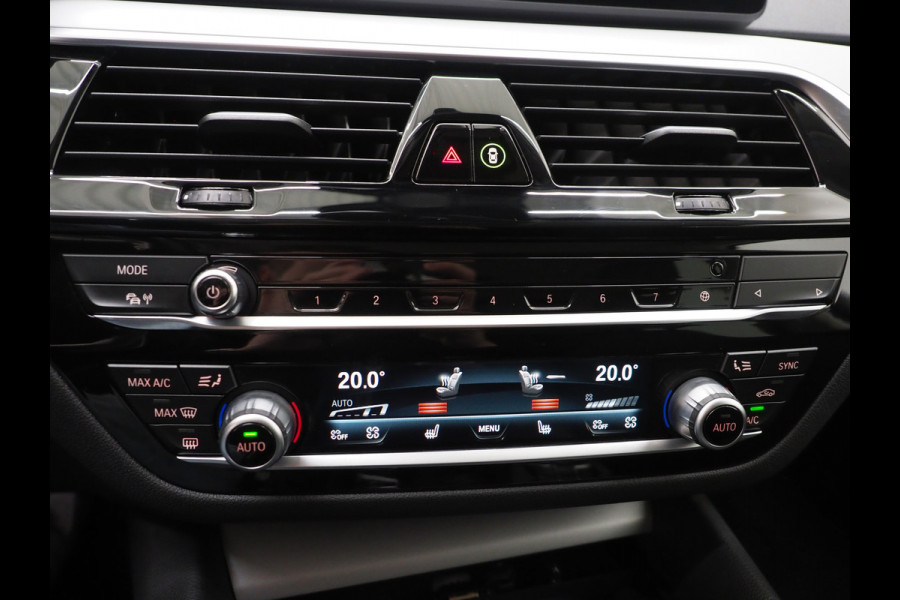 BMW 5 Serie Touring 530e | Leder | Trekhaak | Camera | Adaptive Cruise | Dodehoek | Stoelverwarming | Carplay