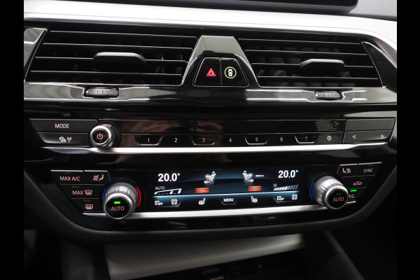 BMW 5 Serie Touring 530e | Leder | Trekhaak | Camera | Adaptive Cruise | Dodehoek | Stoelverwarming | Carplay