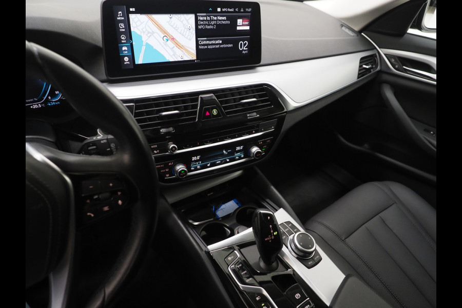 BMW 5 Serie Touring 530e | Leder | Trekhaak | Camera | Adaptive Cruise | Dodehoek | Stoelverwarming | Carplay