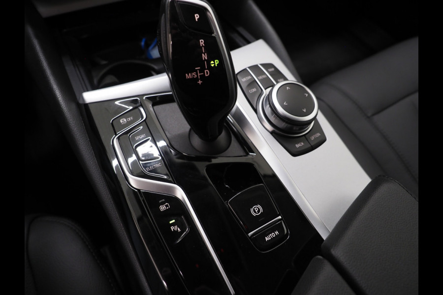 BMW 5 Serie Touring 530e | Leder | Trekhaak | Camera | Adaptive Cruise | Dodehoek | Stoelverwarming | Carplay