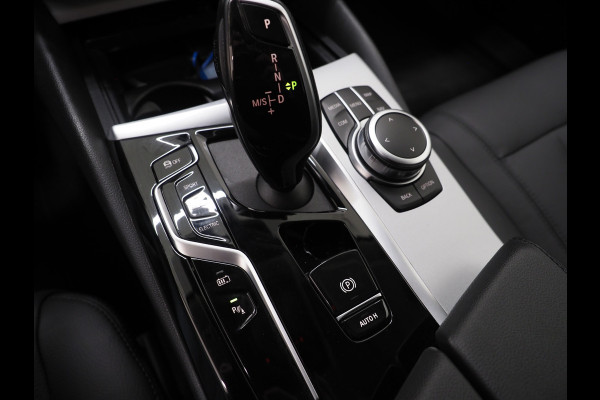 BMW 5 Serie Touring 530e | Leder | Trekhaak | Camera | Adaptive Cruise | Dodehoek | Stoelverwarming | Carplay