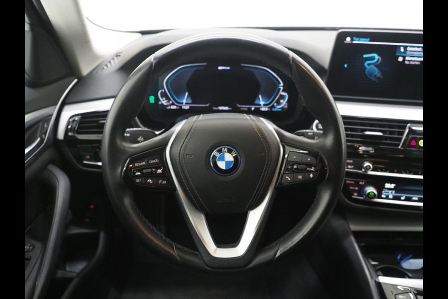 BMW 5 Serie Touring 530e | Leder | Trekhaak | Camera | Adaptive Cruise | Dodehoek | Stoelverwarming | Carplay