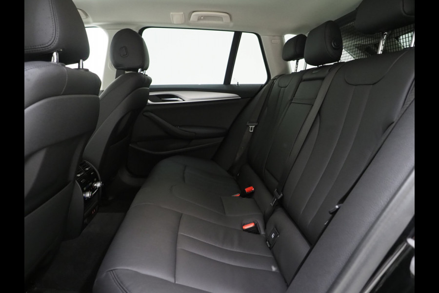BMW 5 Serie Touring 530e | Leder | Trekhaak | Camera | Adaptive Cruise | Dodehoek | Stoelverwarming | Carplay