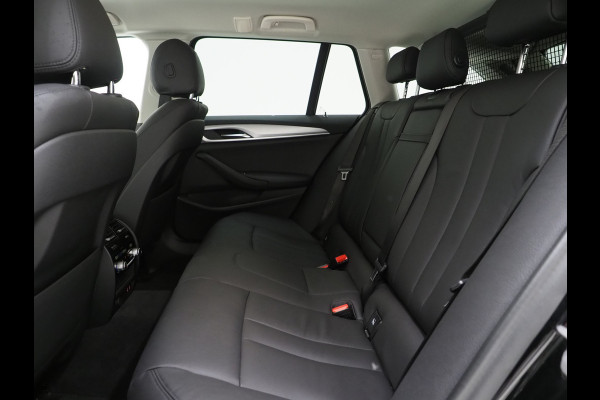 BMW 5 Serie Touring 530e | Leder | Trekhaak | Camera | Adaptive Cruise | Dodehoek | Stoelverwarming | Carplay