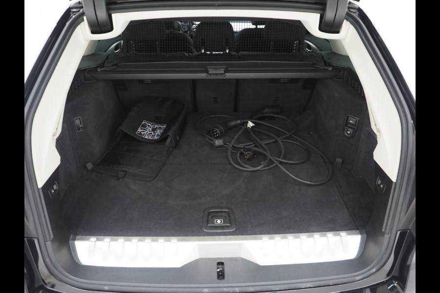 BMW 5 Serie Touring 530e | Leder | Trekhaak | Camera | Adaptive Cruise | Dodehoek | Stoelverwarming | Carplay