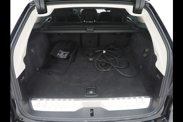 BMW 5 Serie Touring 530e | Leder | Trekhaak | Camera | Adaptive Cruise | Dodehoek | Stoelverwarming | Carplay