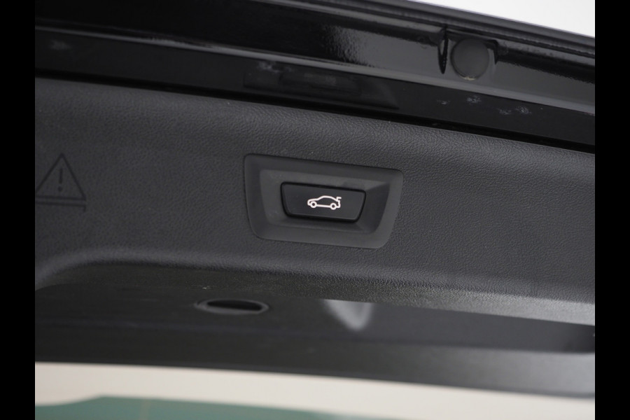 BMW 5 Serie Touring 530e | Leder | Trekhaak | Camera | Adaptive Cruise | Dodehoek | Stoelverwarming | Carplay