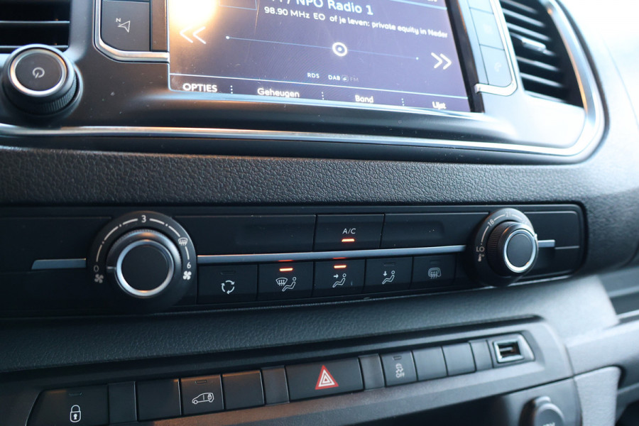 Peugeot Expert 2.0 BlueHDI 180 Premium Pack 177 PK | 3-Zitter | CarPlay | Camera | Dodehoek detector | Airco | Trekhaak | Lederen bekleding | Nieuwe APK | NAP Logisch