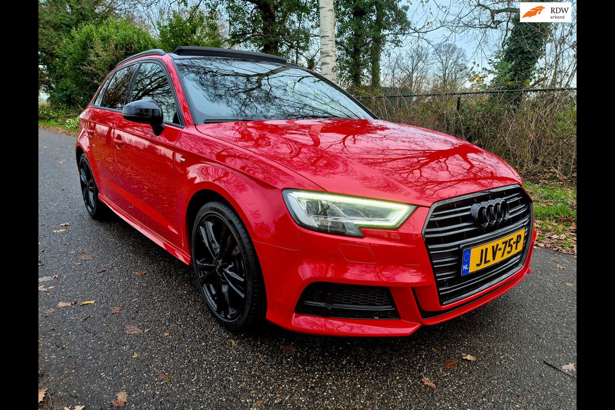 Audi A3 Sportback 35 TFSI S Line black line . Panoramadak . Matrix . 54000 km