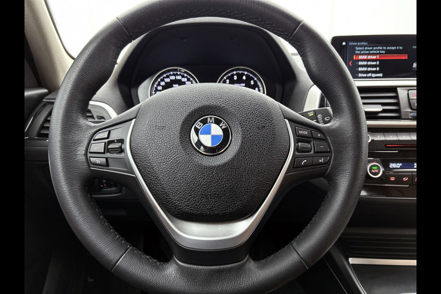 BMW 1-serie 118i High Executive (GROOT-NAVIGATIE, LEDER, STOELVERWARMING, PARKEERSENSOREN, DEALER ONDERHOUDEN)