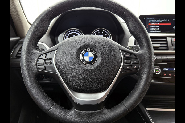 BMW 1-serie 118i High Executive (GROOT-NAVIGATIE, LEDER, STOELVERWARMING, PARKEERSENSOREN, DEALER ONDERHOUDEN)