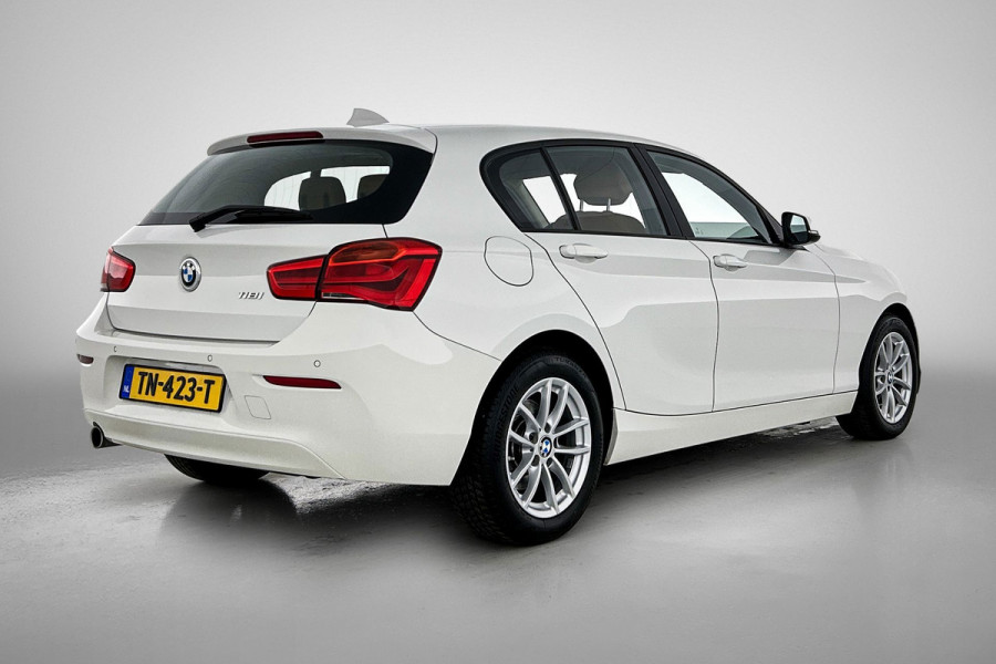 BMW 1-serie 118i High Executive (GROOT-NAVIGATIE, LEDER, STOELVERWARMING, PARKEERSENSOREN, DEALER ONDERHOUDEN)