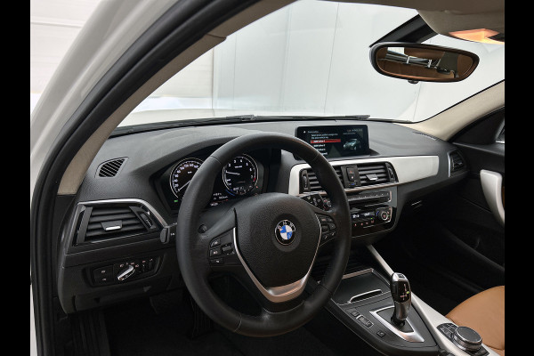 BMW 1-serie 118i High Executive (GROOT-NAVIGATIE, LEDER, STOELVERWARMING, PARKEERSENSOREN, DEALER ONDERHOUDEN)