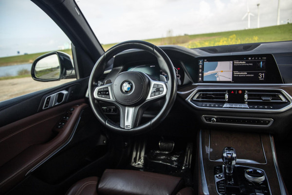 BMW X5 xDrive45e High Executive M PAKKET / BRUIN LEER / DIAMAND POOK / STOEL VERWARMING / CAMERA