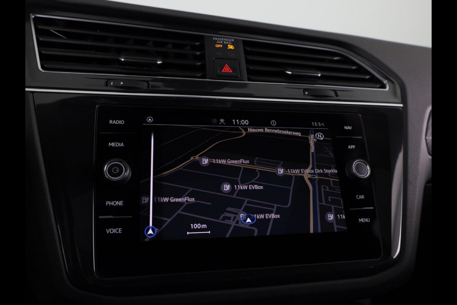 Volkswagen Tiguan 1.4 TSI eHybrid R-Line Business+ 245 pk Automaat (DSG) | Verlengde garantie | Navigatie | Panoramadak | Trekhaak (afneembaar) | Parkeersensoren (Park assist) | Achteruitrijcamera | Stoelverwarming |