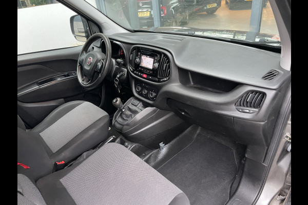 Fiat Doblò Cargo 1.6 MJ L2H1 Maxi Airco - Achteruitrijcamera - Navigatie - Cruise control - 3 zitplaatsen - Zijschuifdeur rechts - Tussenschot volledig - Elektrische ramen voor - Bluetooth - Stuur multifunctioneel - Radio