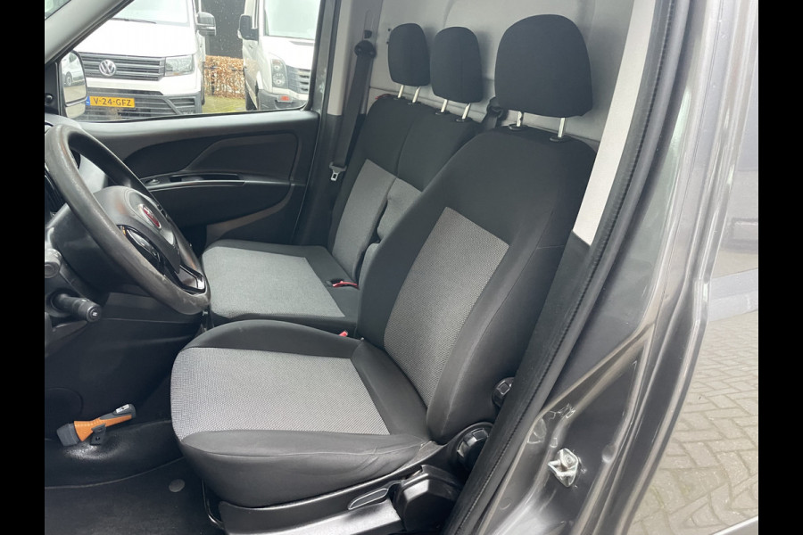 Fiat Doblò Cargo 1.6 MJ L2H1 Maxi Airco - Achteruitrijcamera - Navigatie - Cruise control - 3 zitplaatsen - Zijschuifdeur rechts - Tussenschot volledig - Elektrische ramen voor - Bluetooth - Stuur multifunctioneel - Radio