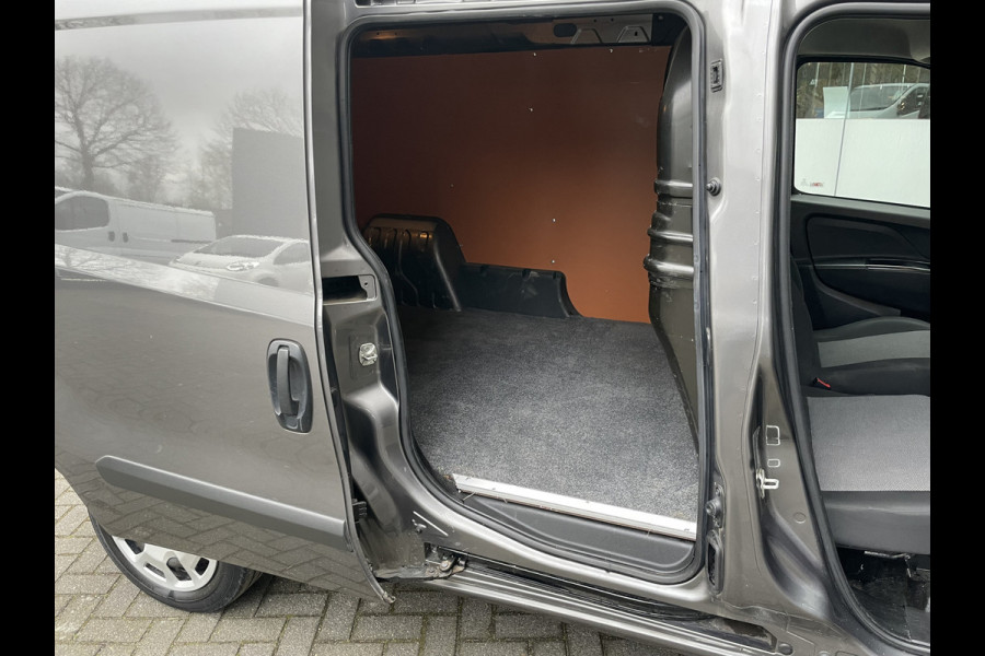 Fiat Doblò Cargo 1.6 MJ L2H1 Maxi Airco - Achteruitrijcamera - Navigatie - Cruise control - 3 zitplaatsen - Zijschuifdeur rechts - Tussenschot volledig - Elektrische ramen voor - Bluetooth - Stuur multifunctioneel - Radio