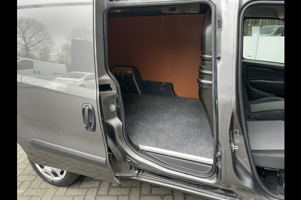 Fiat Doblò Cargo 1.6 MJ L2H1 Maxi Airco - Achteruitrijcamera - Navigatie - Cruise control - 3 zitplaatsen - Zijschuifdeur rechts - Tussenschot volledig - Elektrische ramen voor - Bluetooth - Stuur multifunctioneel - Radio