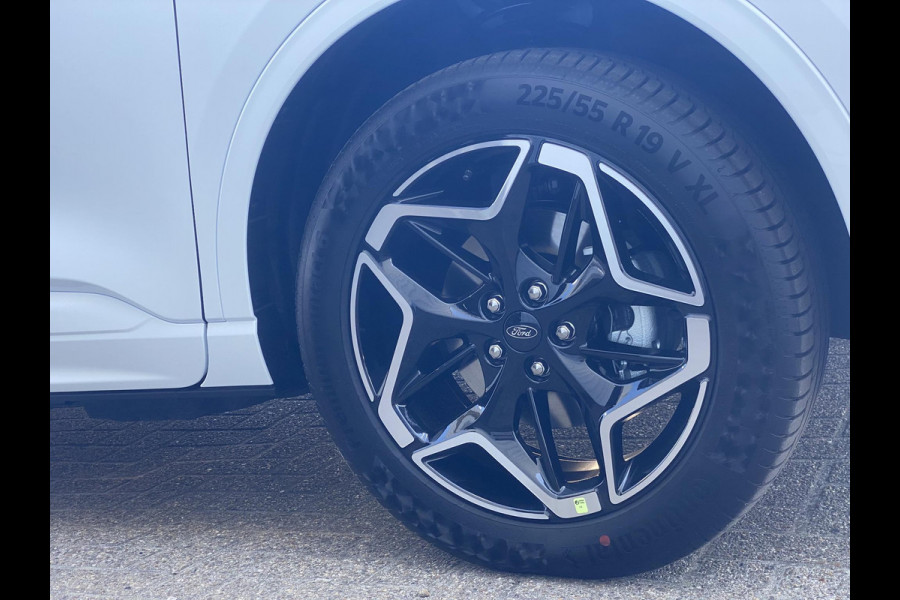 Ford Kuga 2.5 PHEV ST-Line 243 pk | Driver Assistance Pack | Wegklapbare trekhaak | 2.100 kg trekgewicht! | Winterpakket | 19 inch Licht metalen Velgen | €6.000,- prijsvoordeel!