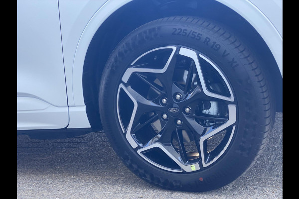 Ford Kuga 2.5 PHEV ST-Line 243 pk | Driver Assistance Pack | Wegklapbare trekhaak | 2.100 kg trekgewicht! | Winterpakket | 19 inch Licht metalen Velgen | €6.000,- prijsvoordeel!