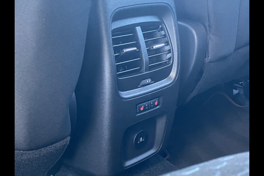 Ford Kuga 2.5 PHEV ST-Line 243 pk | Driver Assistance Pack | Wegklapbare trekhaak | 2.100 kg trekgewicht! | Winterpakket | 19 inch Licht metalen Velgen | €6.000,- prijsvoordeel!