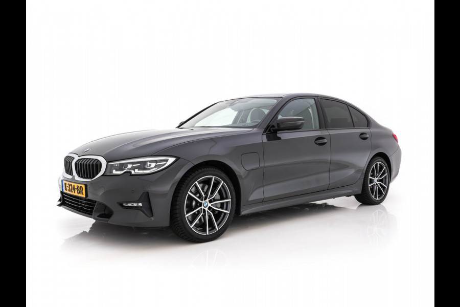 BMW 3-serie 330e eDrive Edition (Plug-In) (INCL-BTW) Aut. *LEATHER | FULL-LED | DIGI-COCKPIT | HEATED-SPORTSEATS | PRIVACYGLASS | AMBIENTLIGHT | DAB | NAVI-FULLMAP | ECC | CARPLAY | PDC | CRUI/SE | 18''ALU*