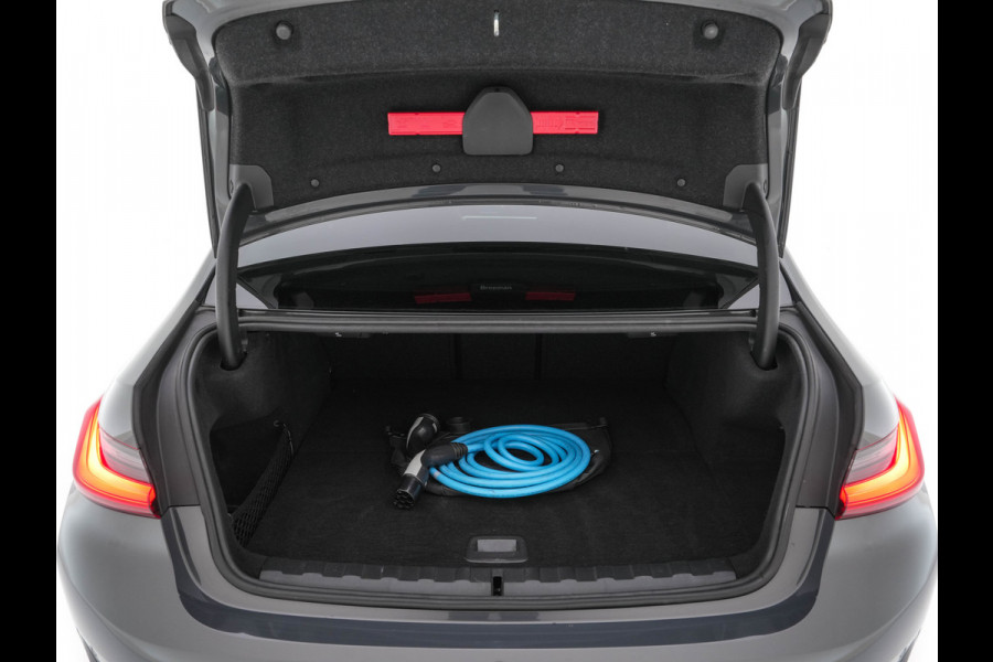 BMW 3-serie 330e eDrive Edition (Plug-In) (INCL-BTW) Aut. *LEATHER | FULL-LED | DIGI-COCKPIT | HEATED-SPORTSEATS | PRIVACYGLASS | AMBIENTLIGHT | DAB | NAVI-FULLMAP | ECC | CARPLAY | PDC | CRUI/SE | 18''ALU*