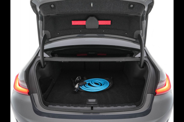 BMW 3-serie 330e eDrive Edition (Plug-In) (INCL-BTW) Aut. *LEATHER | FULL-LED | DIGI-COCKPIT | HEATED-SPORTSEATS | PRIVACYGLASS | AMBIENTLIGHT | DAB | NAVI-FULLMAP | ECC | CARPLAY | PDC | CRUI/SE | 18''ALU*