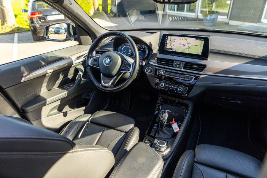 BMW X1 SDrive20i Nedcar Edition Panoramadak I Leder I Sportstoelen I Head Up I Camera I Led I Trekhaak I BTW