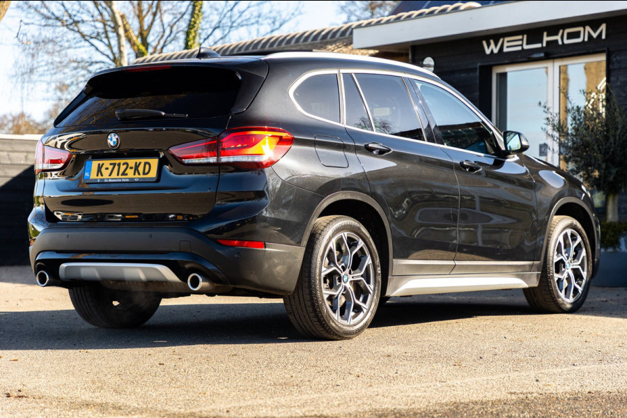 BMW X1 SDrive20i Nedcar Edition Panoramadak I Leder I Sportstoelen I Head Up I Camera I Led I Trekhaak I BTW