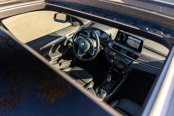 BMW X1 SDrive20i Nedcar Edition Panoramadak I Leder I Sportstoelen I Head Up I Camera I Led I Trekhaak I BTW