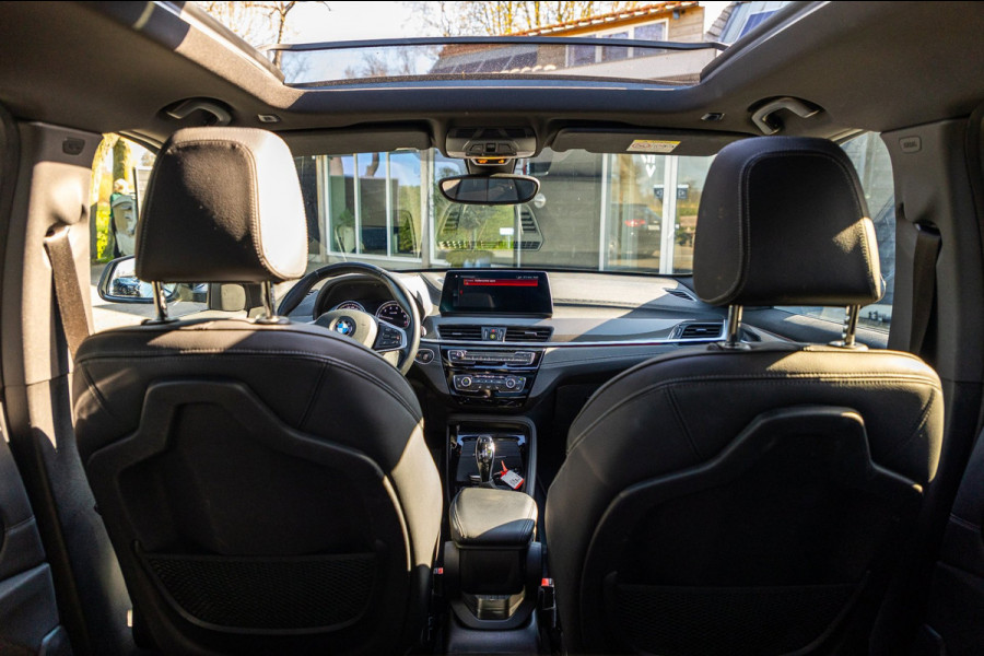BMW X1 SDrive20i Nedcar Edition Panoramadak I Leder I Sportstoelen I Head Up I Camera I Led I Trekhaak I BTW