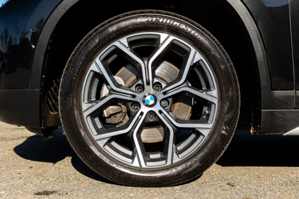 BMW X1 SDrive20i Nedcar Edition Panoramadak I Leder I Sportstoelen I Head Up I Camera I Led I Trekhaak I BTW