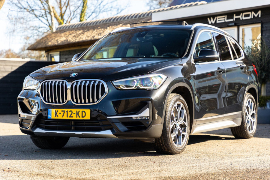 BMW X1 SDrive20i Nedcar Edition Panoramadak I Leder I Sportstoelen I Head Up I Camera I Led I Trekhaak I BTW