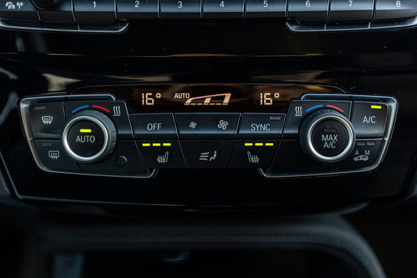 BMW X1 SDrive20i Nedcar Edition Panoramadak I Leder I Sportstoelen I Head Up I Camera I Led I Trekhaak I BTW