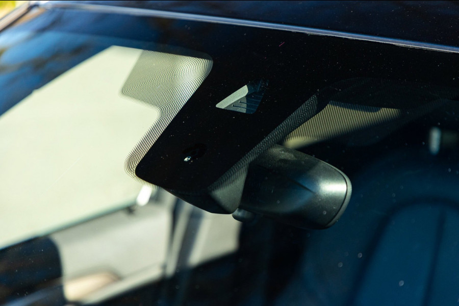 BMW X1 SDrive20i Nedcar Edition Panoramadak I Leder I Sportstoelen I Head Up I Camera I Led I Trekhaak I BTW