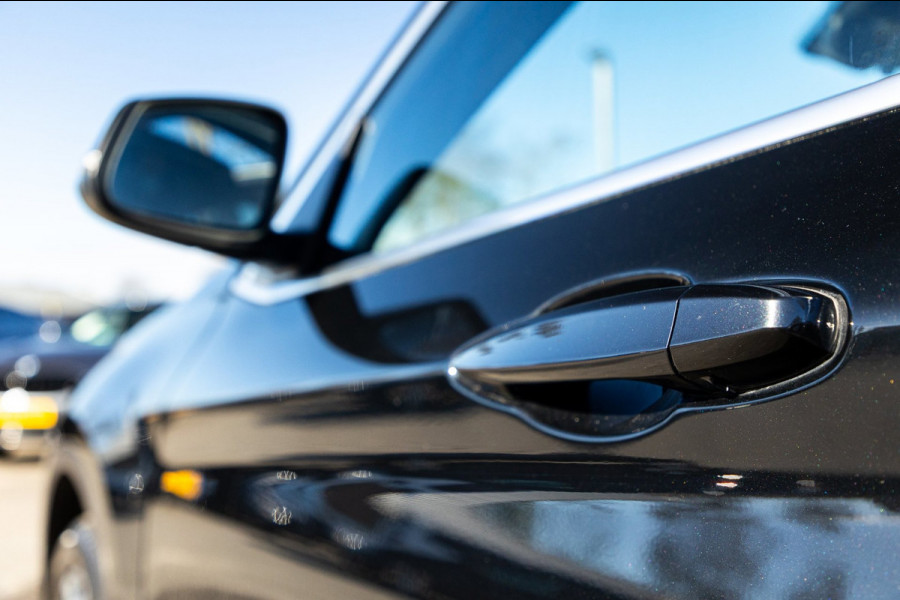 BMW X1 SDrive20i Nedcar Edition Panoramadak I Leder I Sportstoelen I Head Up I Camera I Led I Trekhaak I BTW