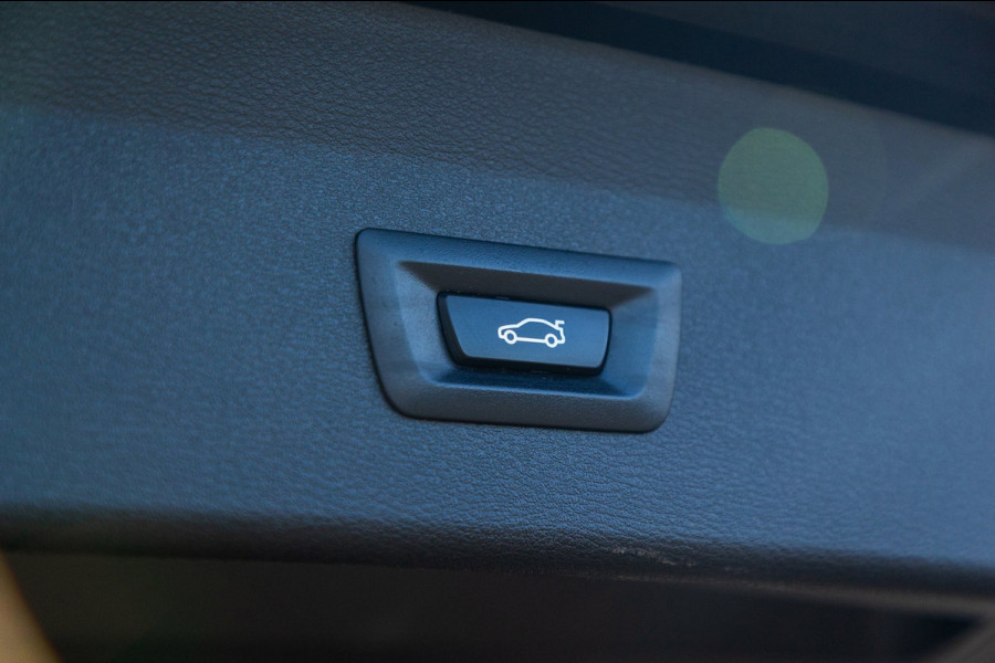 BMW X1 SDrive20i Nedcar Edition Panoramadak I Leder I Sportstoelen I Head Up I Camera I Led I Trekhaak I BTW